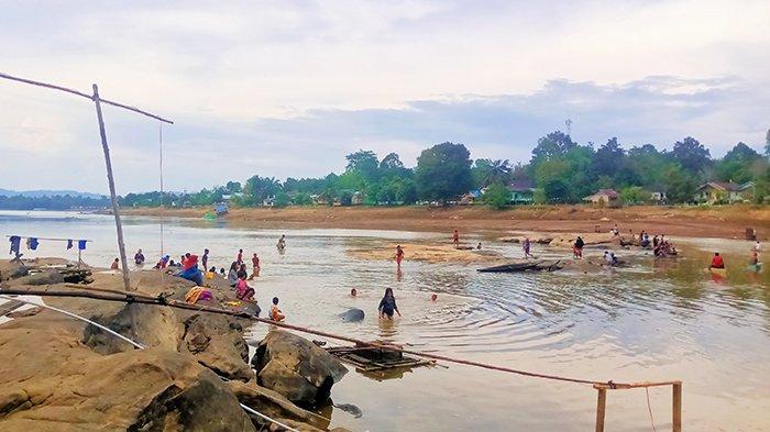 Batu Tinggi Sekadau, Objek Wisata yang Muncul Hanya Saat Musim Kemarau